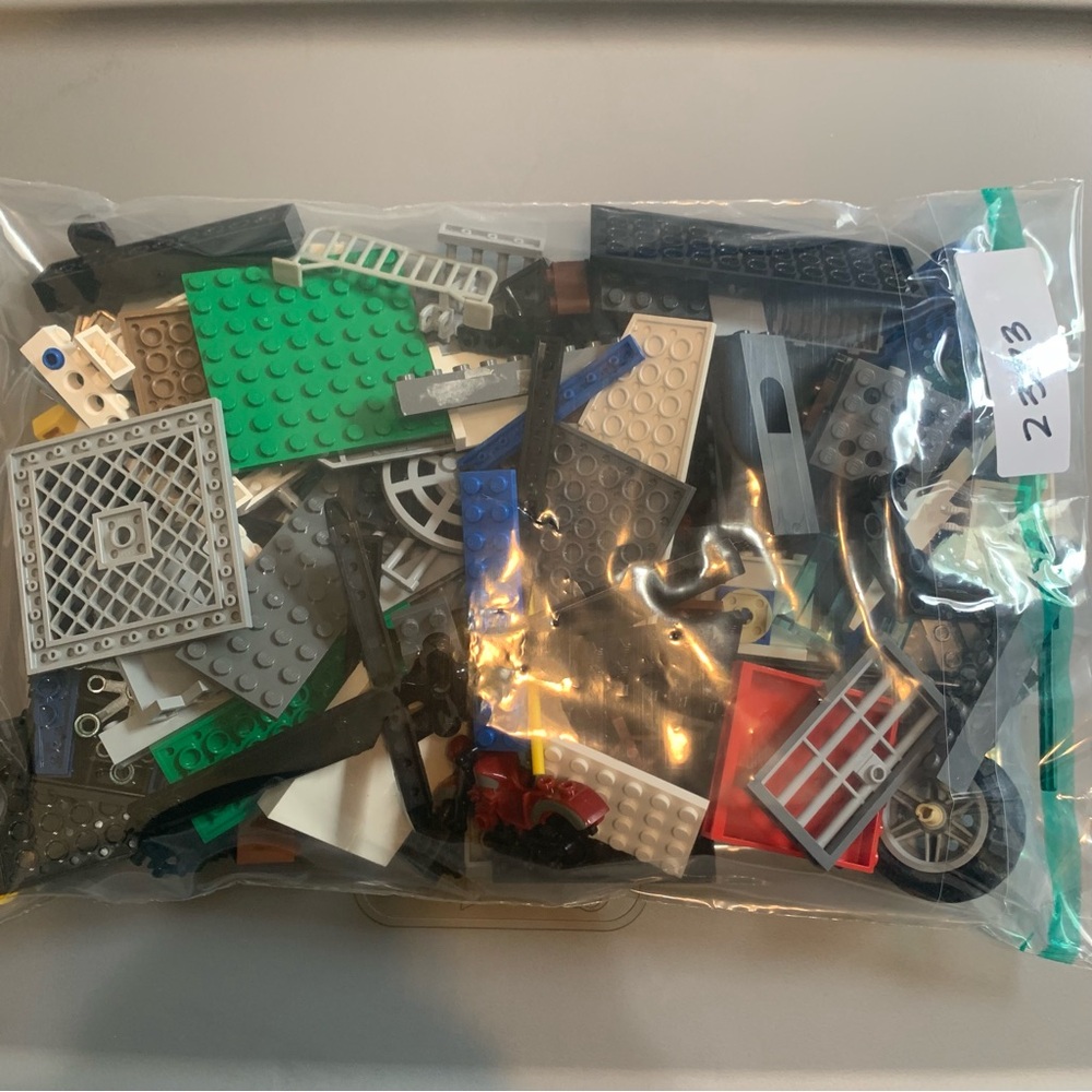 Legos 1 lb assorted
(2373)